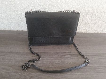 Schwarze Schultertasche mit Kette, neuwertig