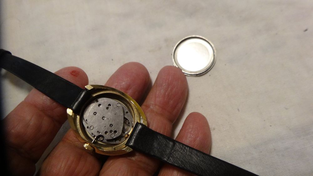 Timex Montres: TIMEX SEHR KLEINE  UHR.HANDAUFZEUG .17 JEWL.LÄÜFT. – D'occasion à zürich par ahmad01 5