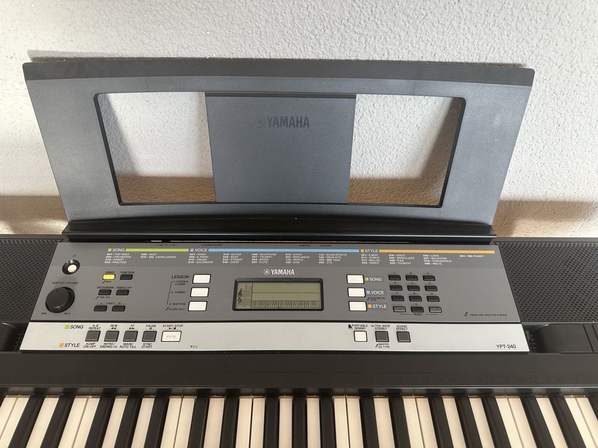 Yamaha Instruments de musique: Keyboard Yamaha YPT-240 – D'occasion à Wädenswil par Elio42 1
