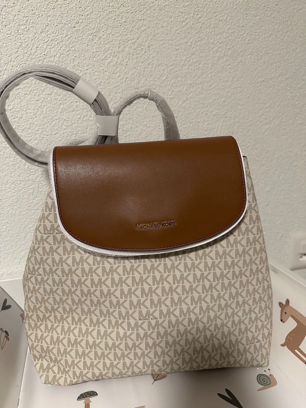 Michael Kors Zaini: Michael Kors Rucksack MD Flap Backpack neu originalverpackt – Nuovo e nell'imballaggio originale da Baar venduto da dan_5mt7