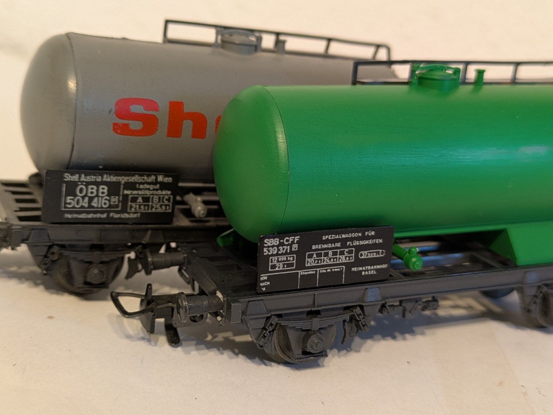 Liliput Modelleisenbahnen: 2 Tankwagen – Gebraucht aus Büttikon AG von bae_98h5 3