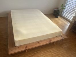 Foutonbett aus Holz mit Matratze