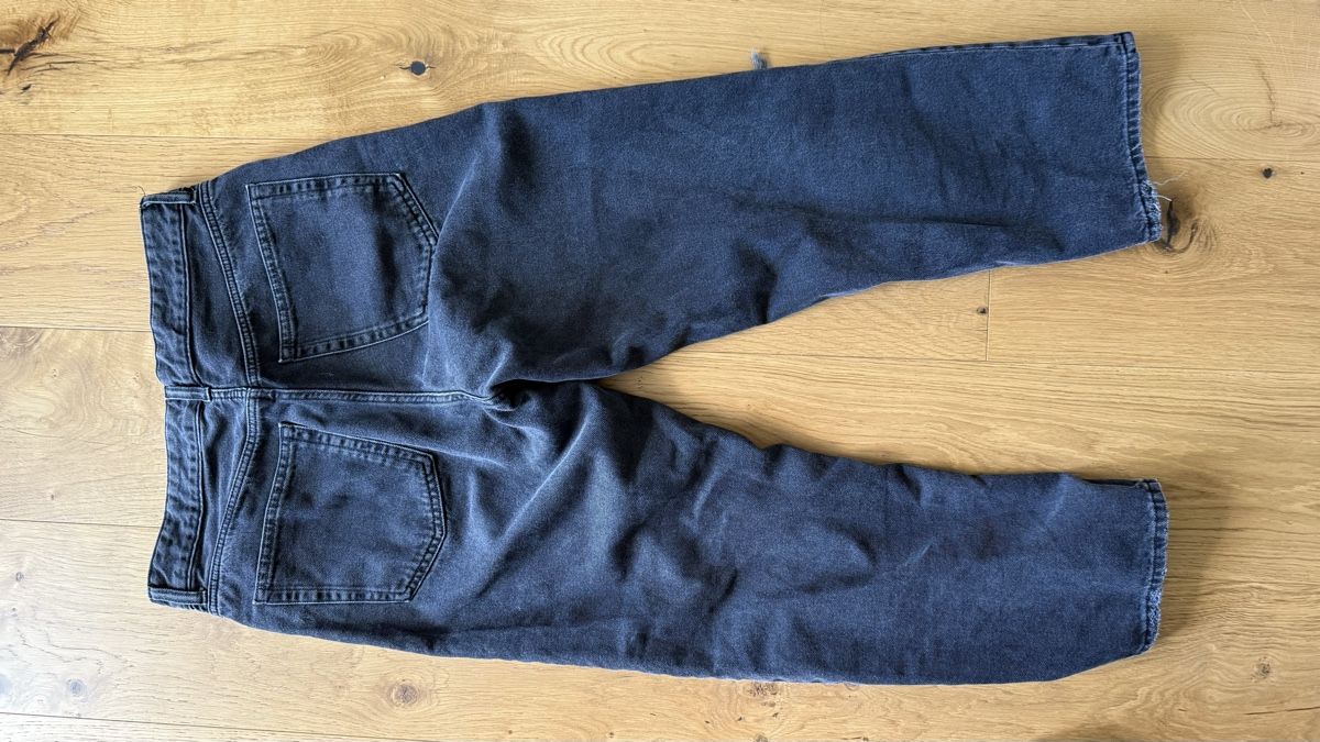 H&M Jeans: H&M Black high waisted jeans size eu40 – Gebraucht aus St-Gingolph von Ynatka 2