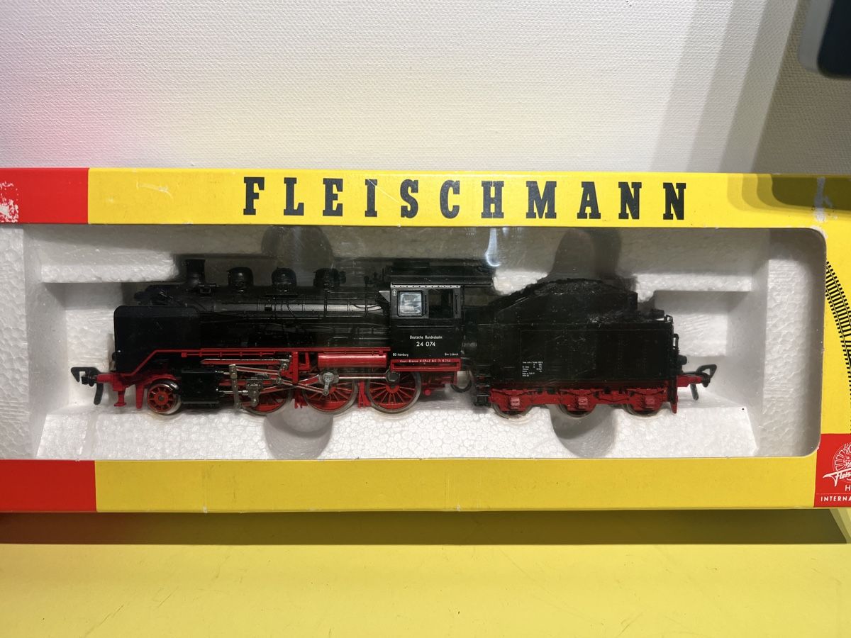 Fleischmann Trains électriques: Fleischmann BR24 Dampflok, 2.Wahl – Défectueux à Weinfelden par Kammerflimmern