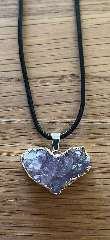 Minerali & Pietre curative: Amethyst-Herz gefasst mit Lederband  – Usato da Basel venduto da Findus78 1