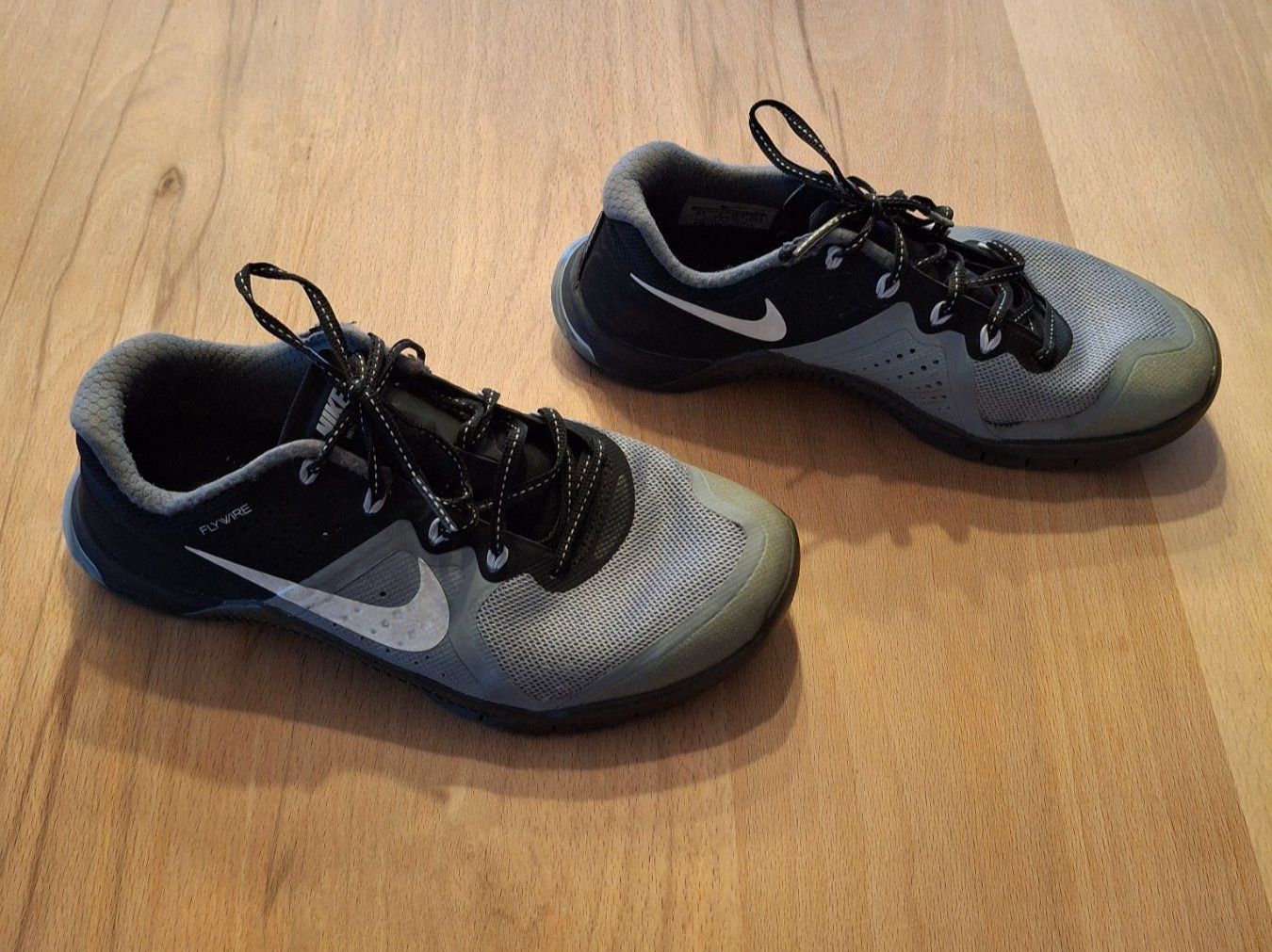 Nike Scarpe per ragazzi: Hallenschuhe v. Nike, Gr. 37.5 – Usato da Bilten venduto da pelanov 2