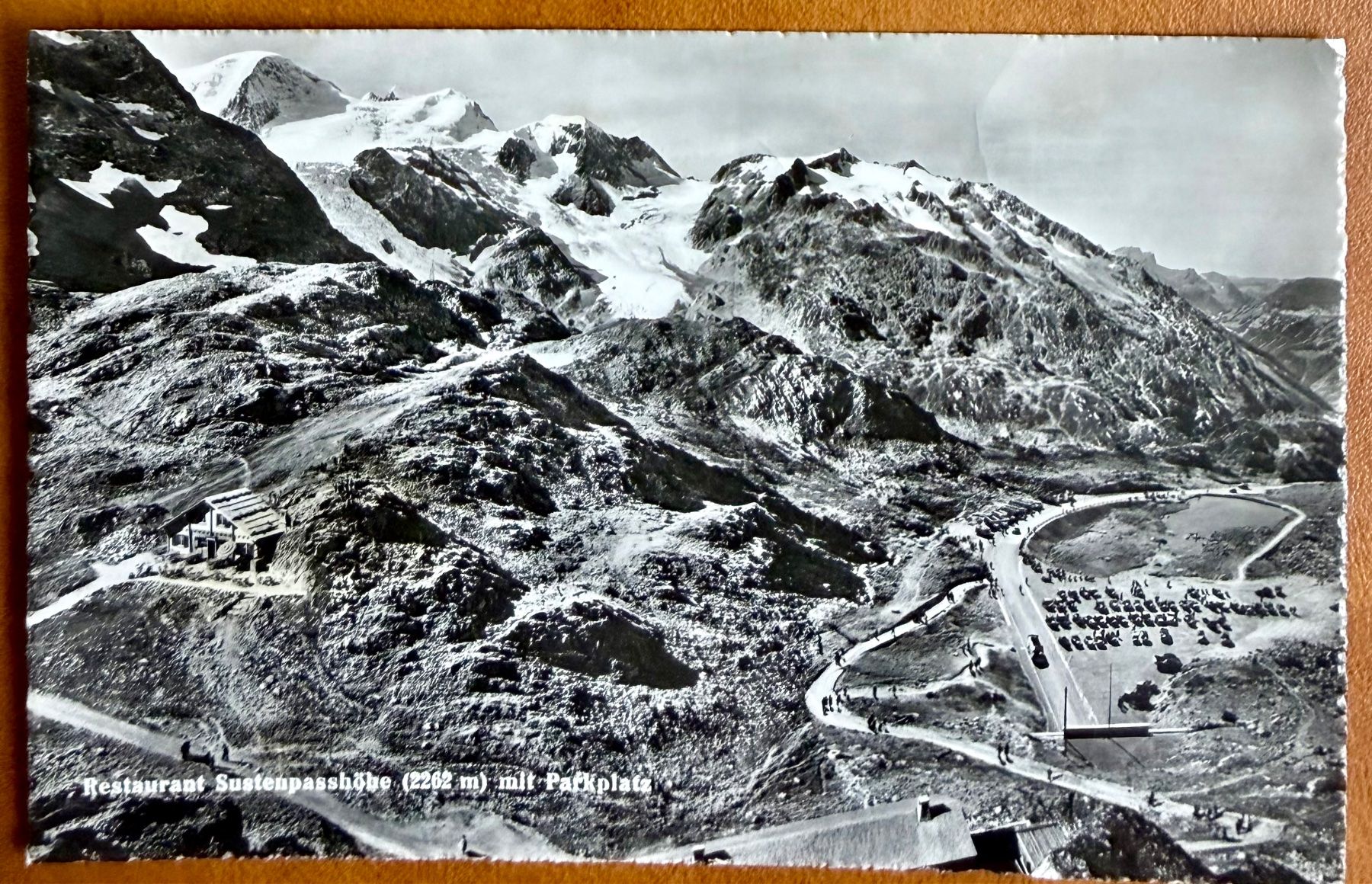 Cartes postales: Sustenpasshöhe mit Restaurant & Parkplatz 1947 – D'occasion à Lutry par Ediego