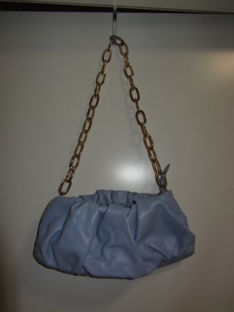 Handtasche hellblau mit goldfarbener Kette neuwertig