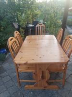 Holztisch mit Stühlen