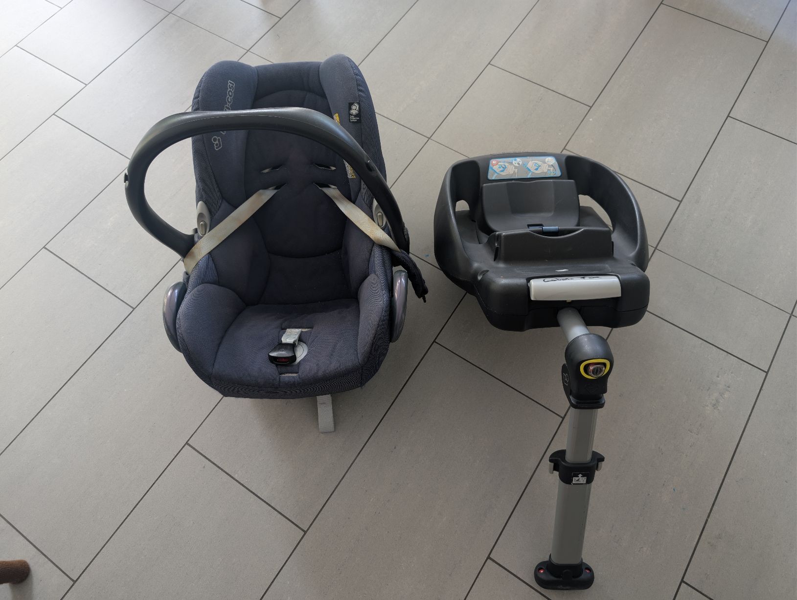 Maxi-Cosi Sièges auto: Maxi-Cosi Cabriofix EasyFix Auto Sitz mit Ständer – D'occasion à Thal par JeanniesEasy 1