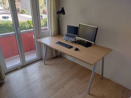 Büro, Schreibtisch mit Metallbeinen