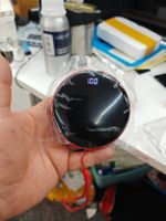 Runde Powerbank Rot mit Kabeln neuwertig