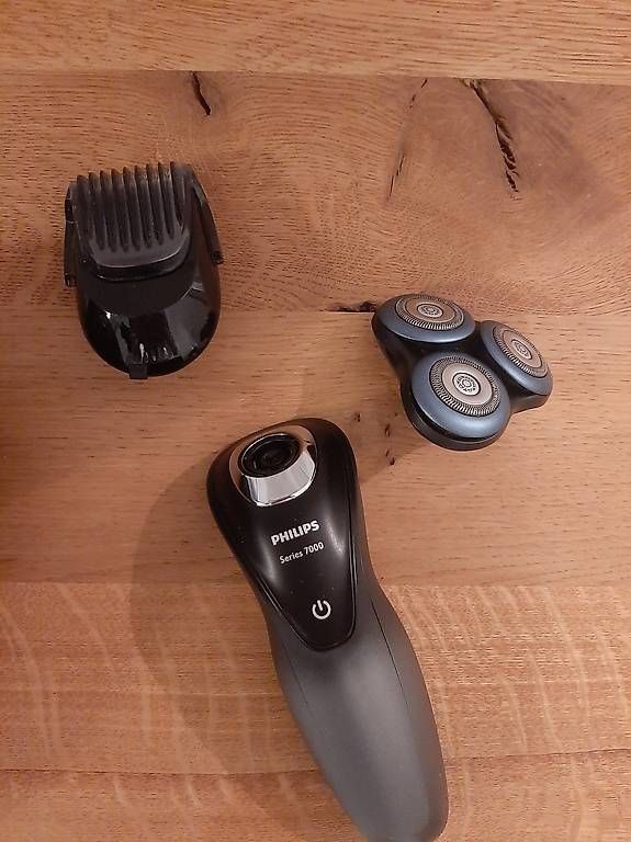 Philips Rasoi & Lamette da barba: Philips Rasierer Series 7000 – Usato da Rothenthurm venduto da Michele_1967
