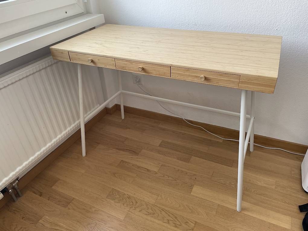 Scrivanie: IKEA LILLÅSEN Schreibtisch – Usato da Luzern venduto da ale_5qn5