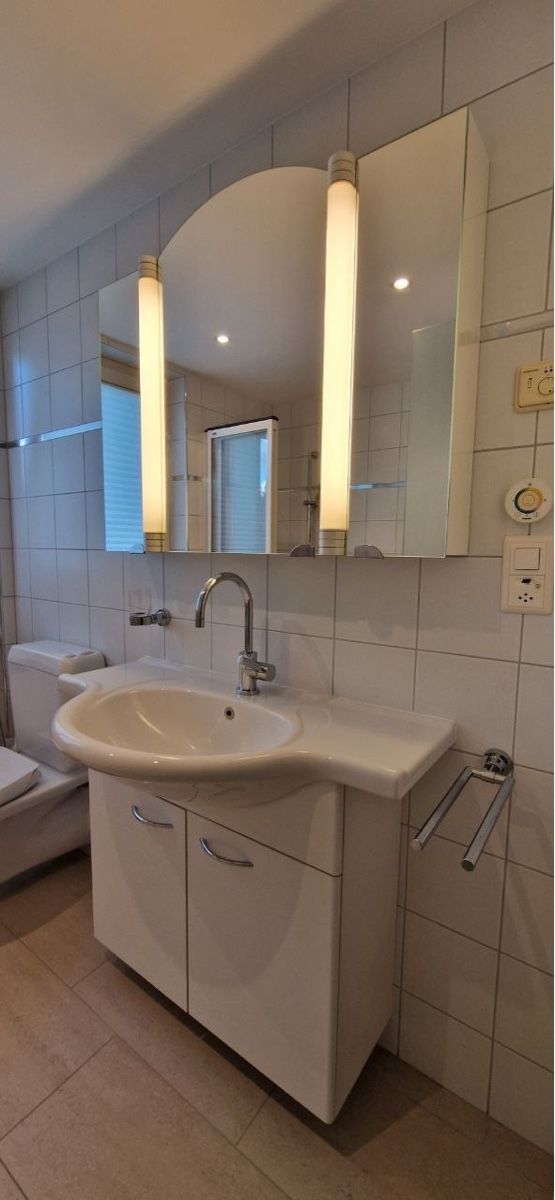 Badezimmermöbel: Badezimmerkombination - Hochwertige CH-Möbel – Gebraucht aus Wangen an der Aare von Plemenita 1