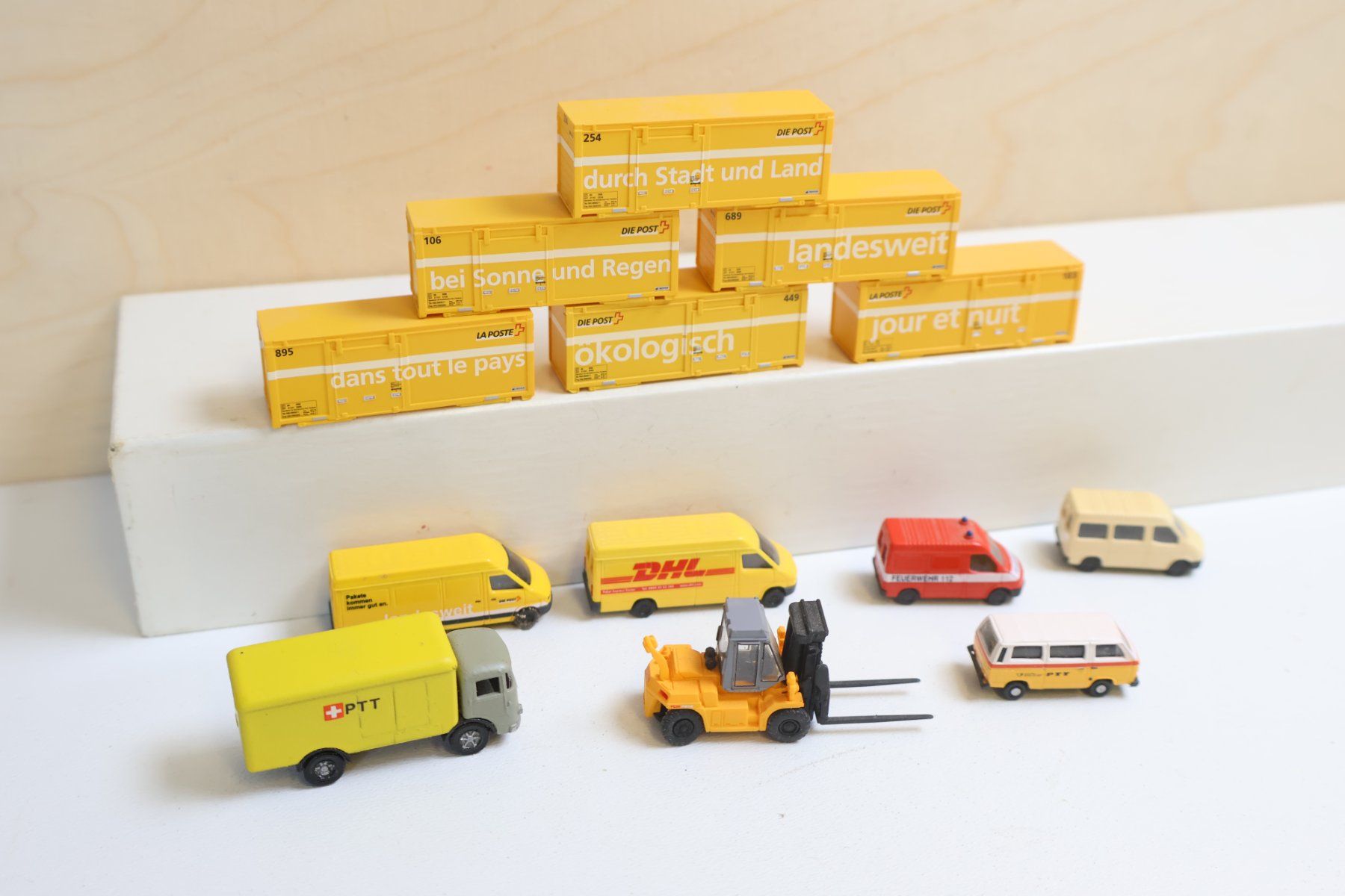 Modellini di ferrovie: MINIS & Co viele Post Container & Modellauto Set - Spur N – Usato da Winterthur venduto da Monstera 2