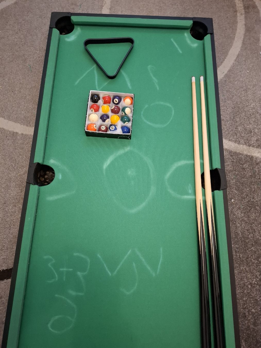 Tables de billard: Mini Billardtisch mit Zubehör und Bällen – D'occasion à Luzern par wvg_lt6m 1