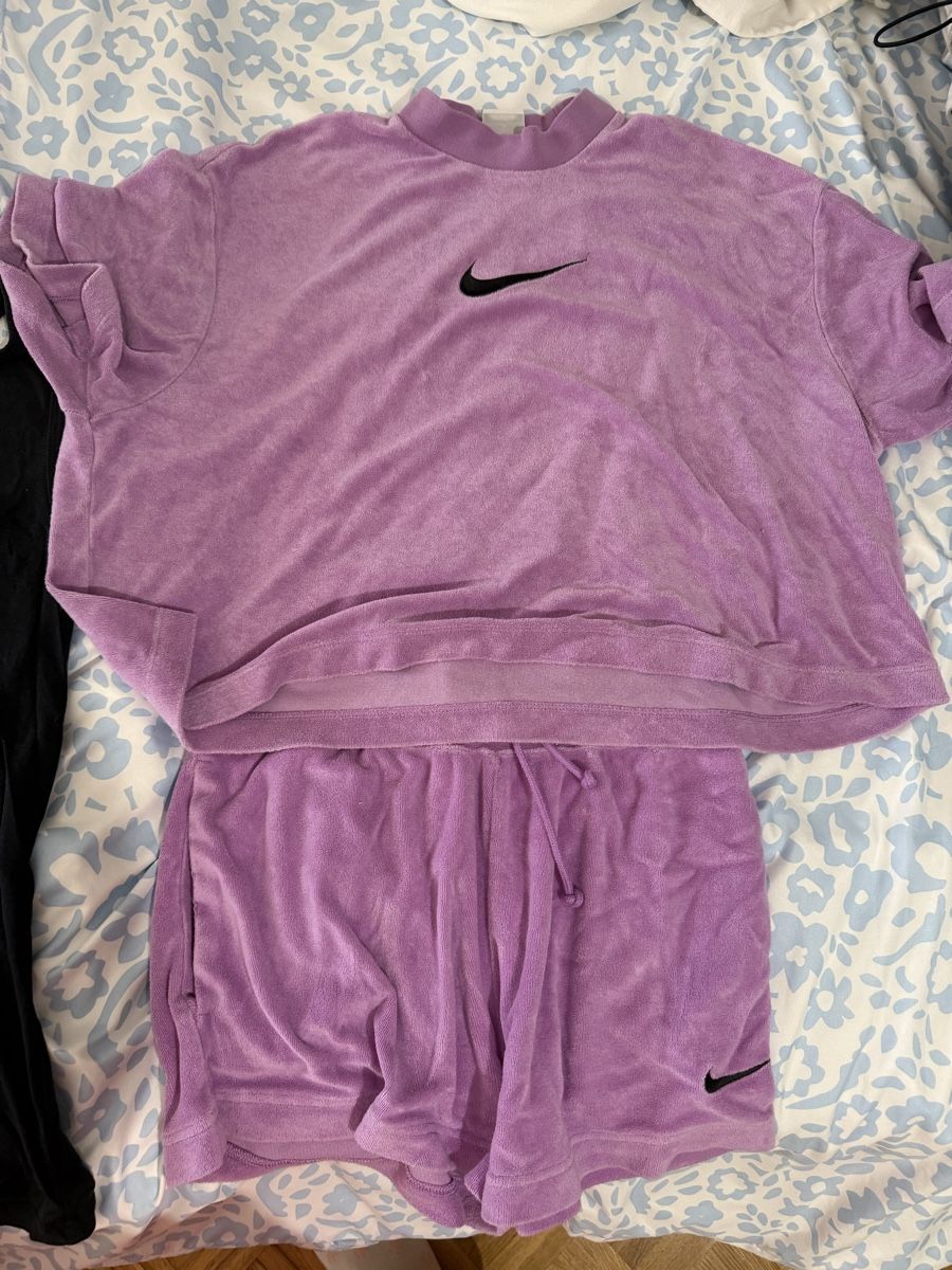 Nike Lotti di vestiti: Ensemble NIKE couleur violet  – Usato da Tolochenaz venduto da izz_7vdk