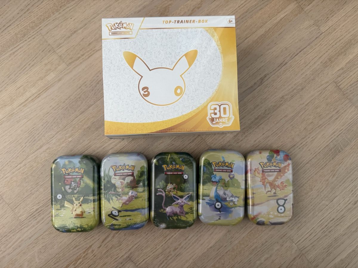 Pokémon Sammelbilder & Trading cards: Pokemon 30th ETB + 5 Tins DE – Neu und originalverpackt aus Dietikon von User08953