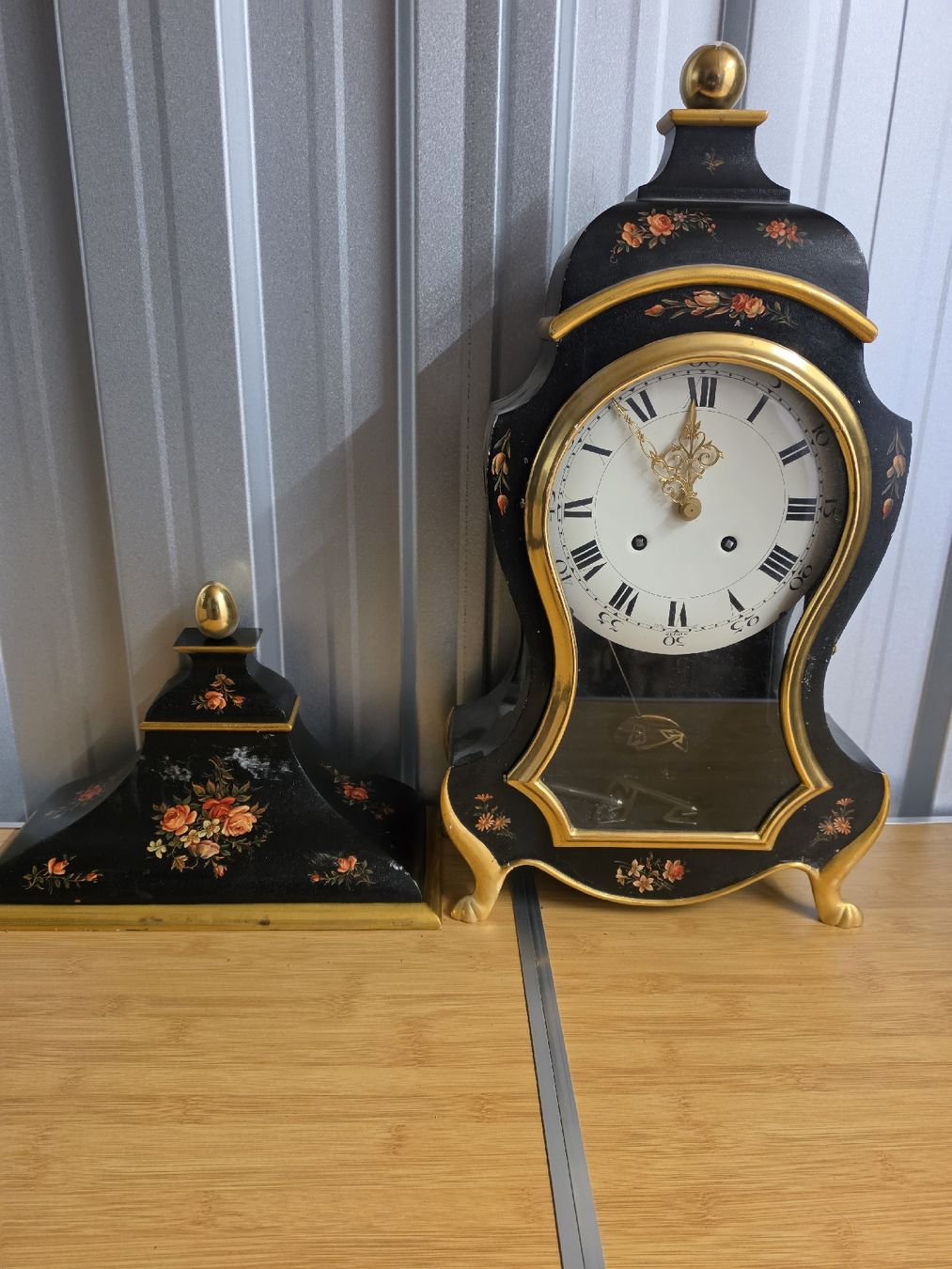 Orologi da terra & Orologi da parete: pendule neuchateloise – Difettoso da Val-d'Illiez venduto da AntiqueG