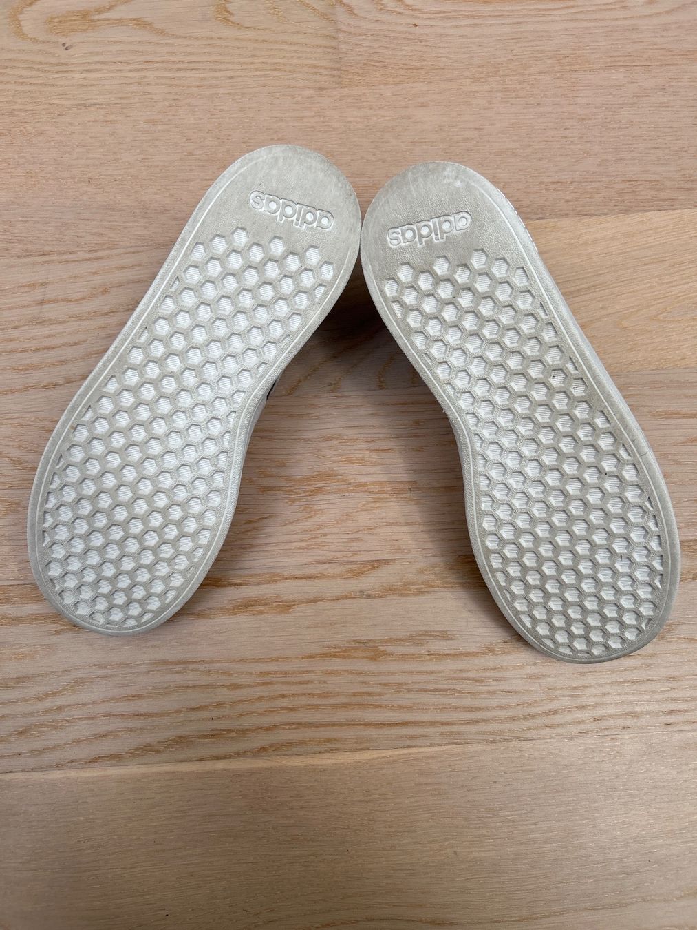 Adidas Schuhe für Jungen: Adidas Schuhe 37 1/3 – Gebraucht aus Muri AG von Mkikus 2