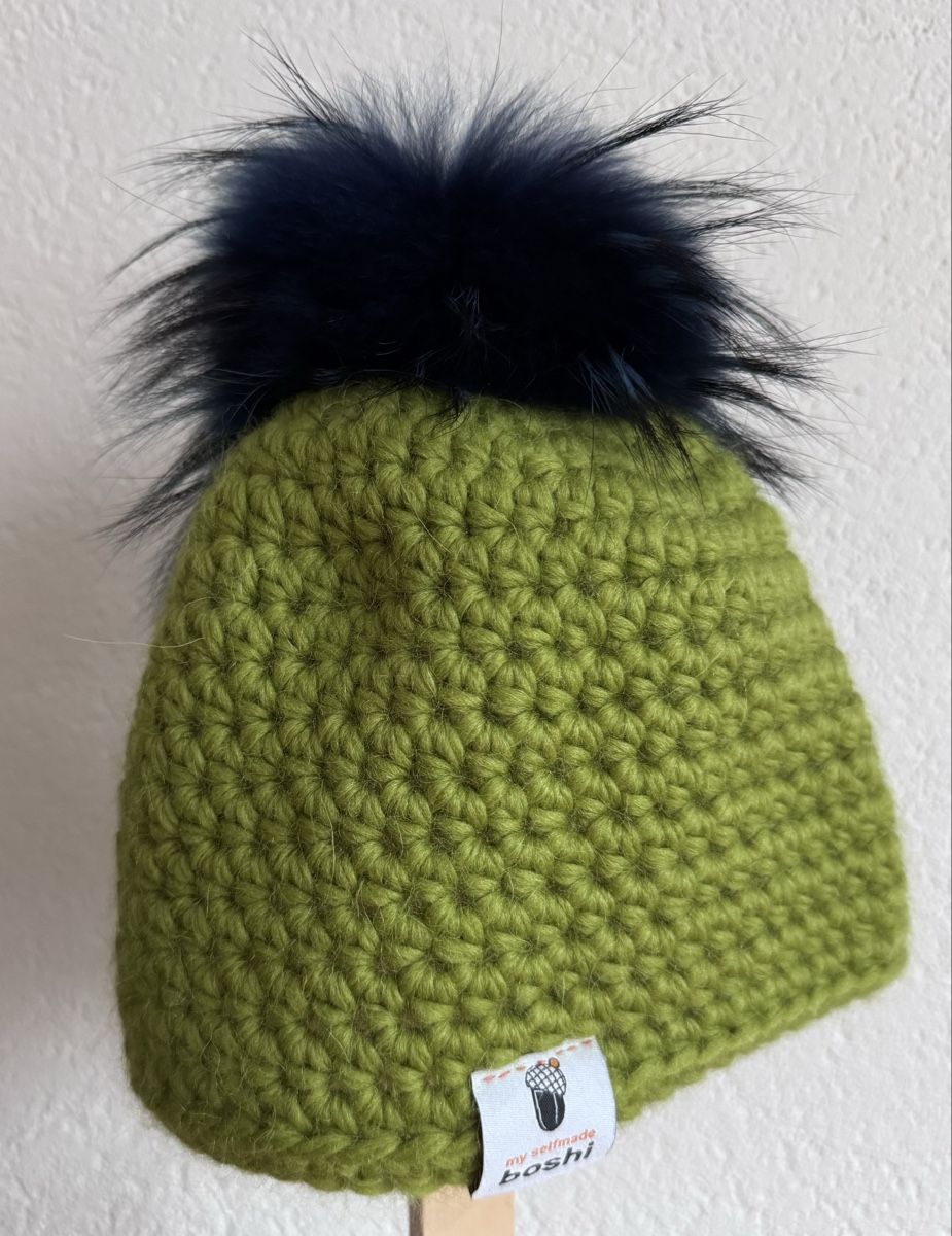 Copricapi, berretti & cappellini: Warme, handgemachte Boshi-Wintermuetze mit Bommel, Oliv – Usato da Wallisellen venduto da Sue04