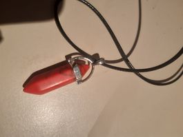 Roter türkis an Lederband