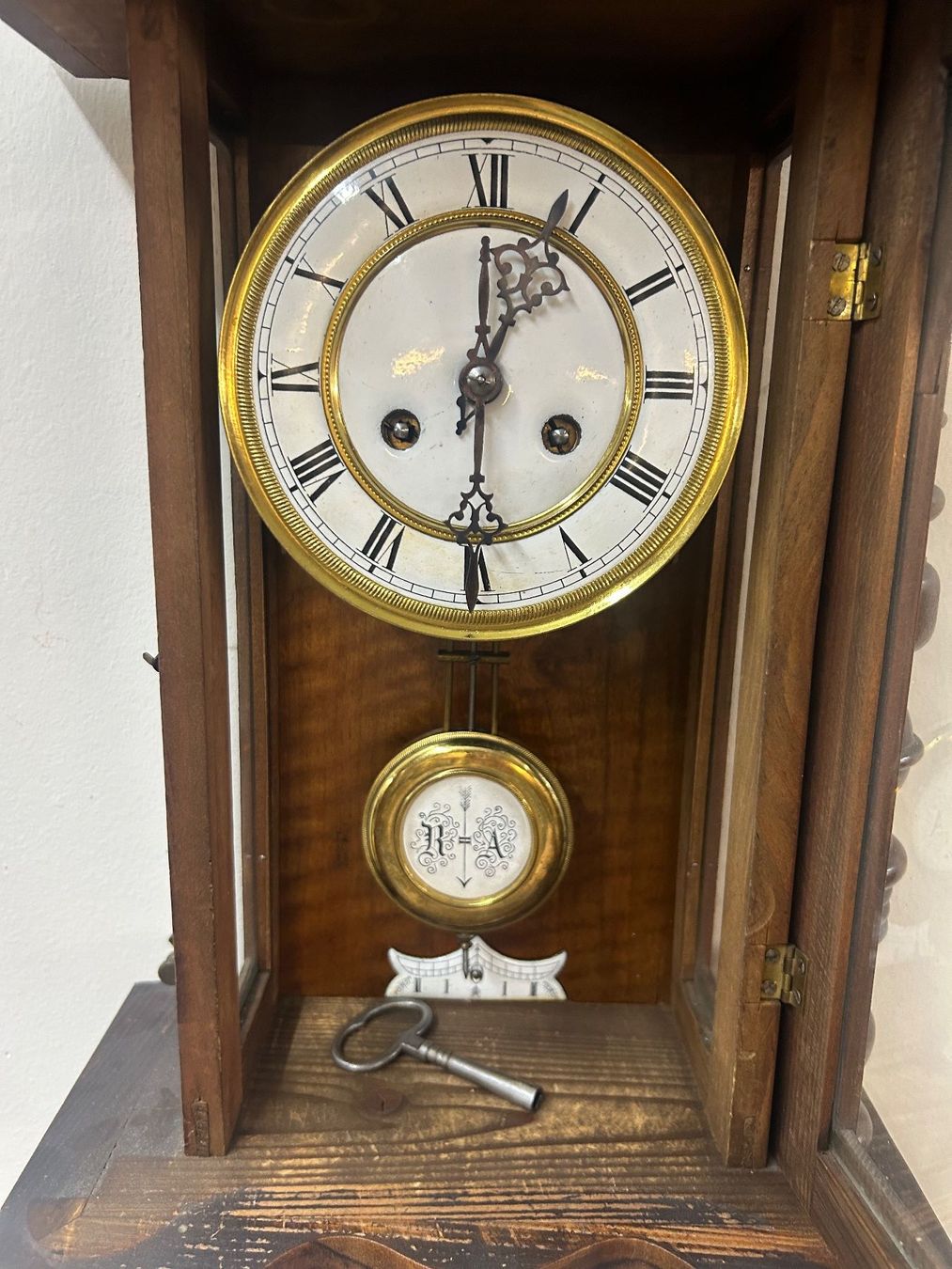 Junghans Orologi da terra & Orologi da parete: antiker Regulator aus Nussbaum vermutlich Junghans 1900 – Usato da Zürich venduto da Levelart 3