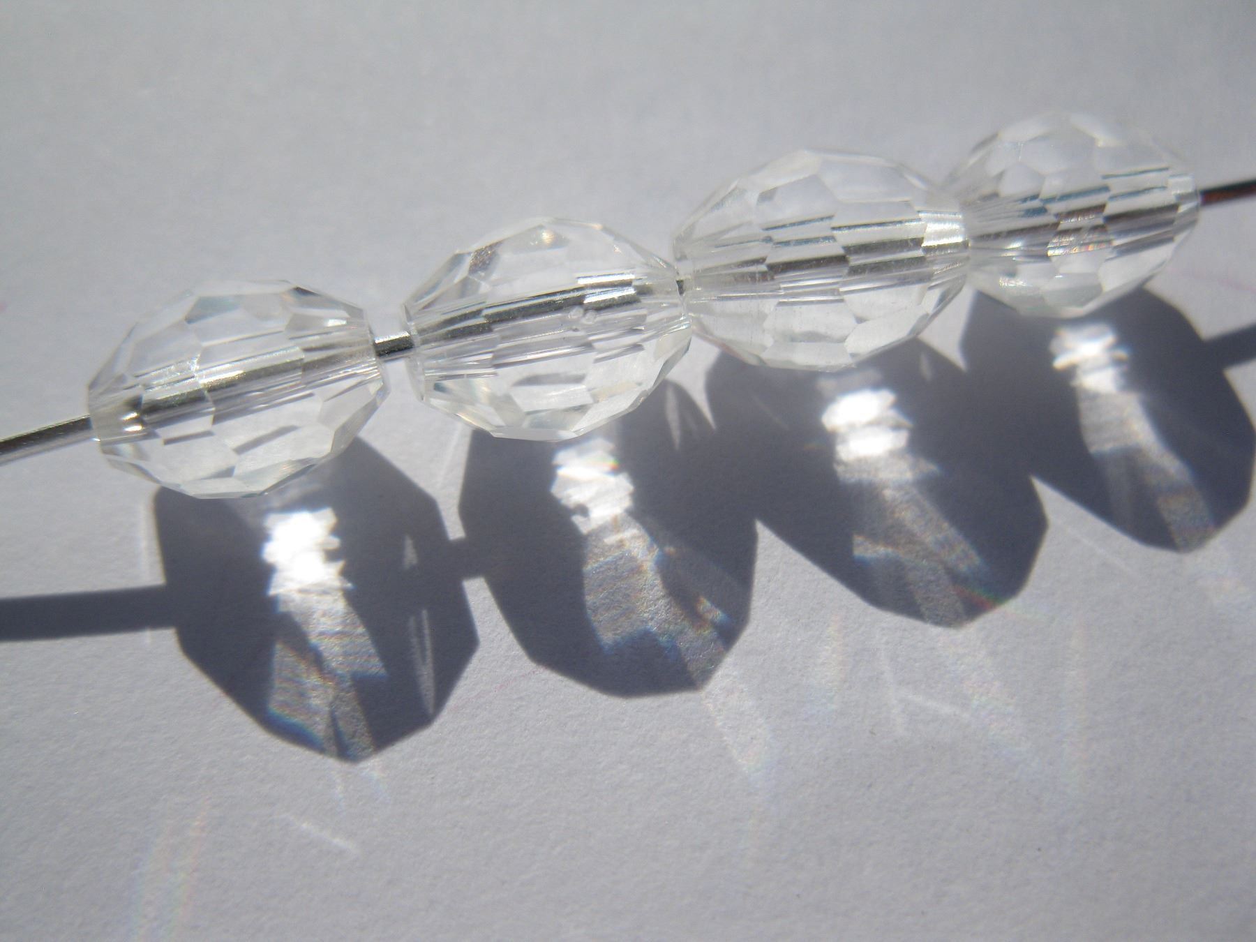 Perlen (unechte): 30 Glasperlen facettiert, klar, oval, 8x6 – Neu und originalverpackt aus St. Margarethen TG von LuanaKa