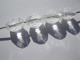 30 Glasperlen facettiert, klar, oval, 8x6