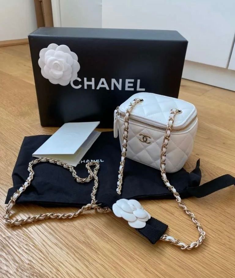 Chanel Borse da donna: Chanel Vanity Case, mit Chanel Blume, weiss – Nuovo (secondo la descrizione) da Triesen venduto da atos87