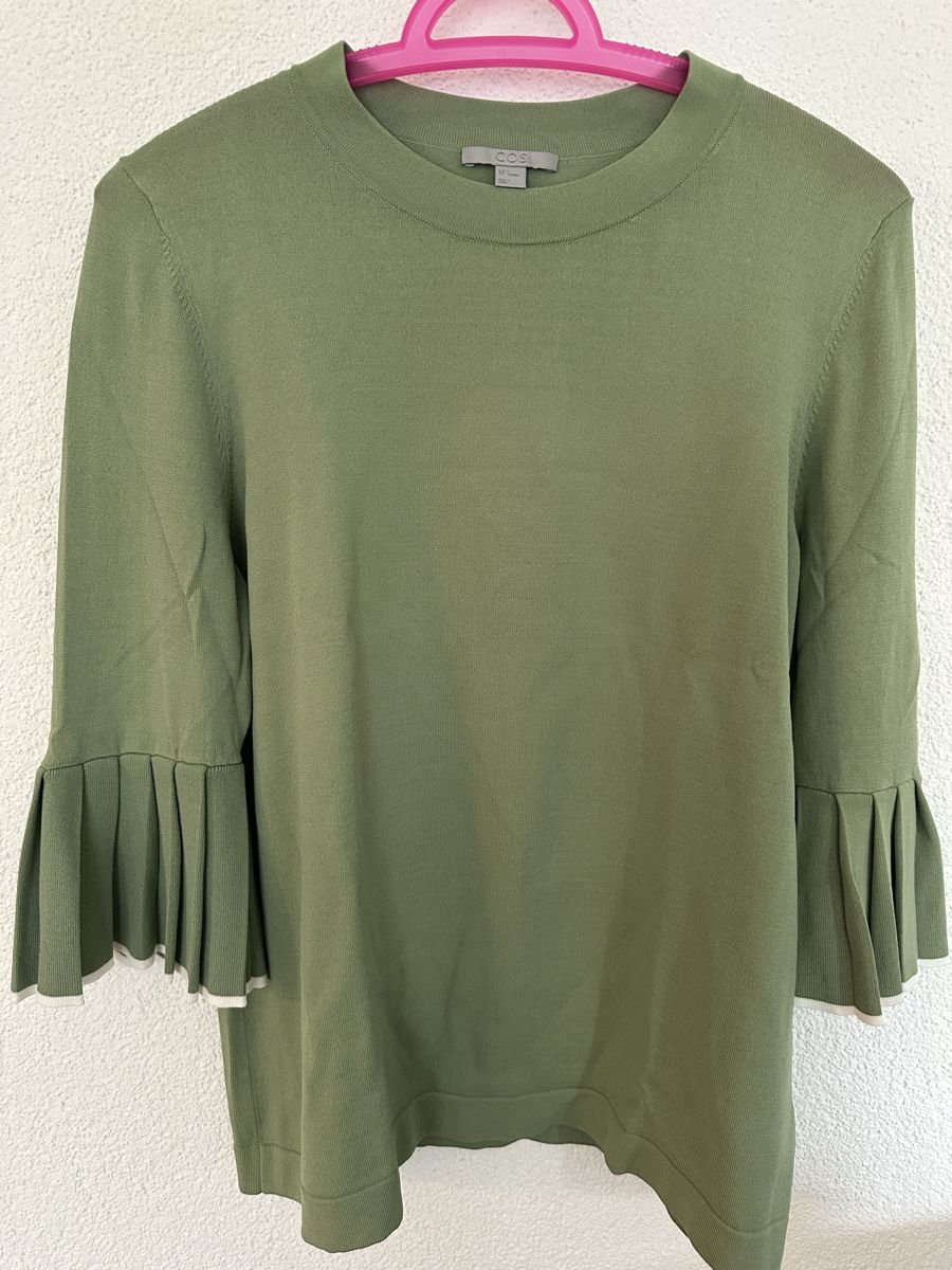 Top: COS Pullover mit Volantärmeln, Grösse S (entspricht M) – Nuovo (secondo la descrizione) da Glattbrugg venduto da SMusic98