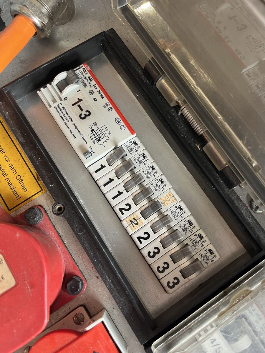 Alimentazione elettrica: Stromverteiler CEE63 – Usato da Nesslau venduto da Pbon 2