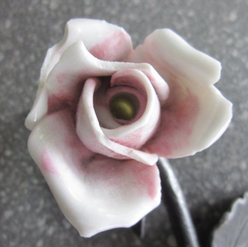 Alle Dekorationen: Keramik Rose mit Metallstiel 10 cm lang – Gebraucht aus Bischofszell von Pfau0 1