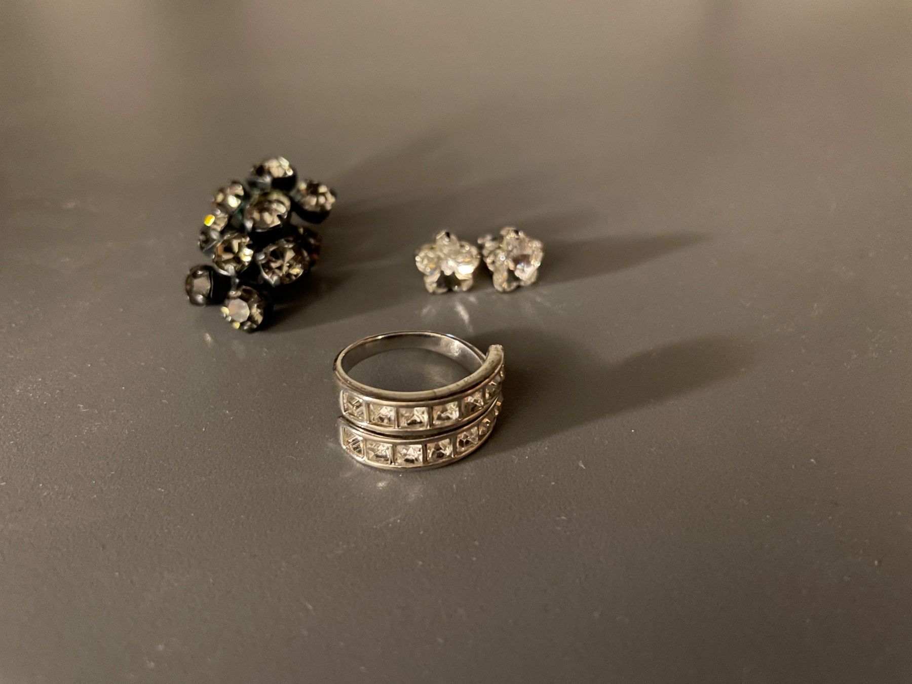 Altri gioielli: Modeschmuck - Ohrstecker, Ohrclips und Ring (Damen) – Usato da Luzern venduto da Roger3022