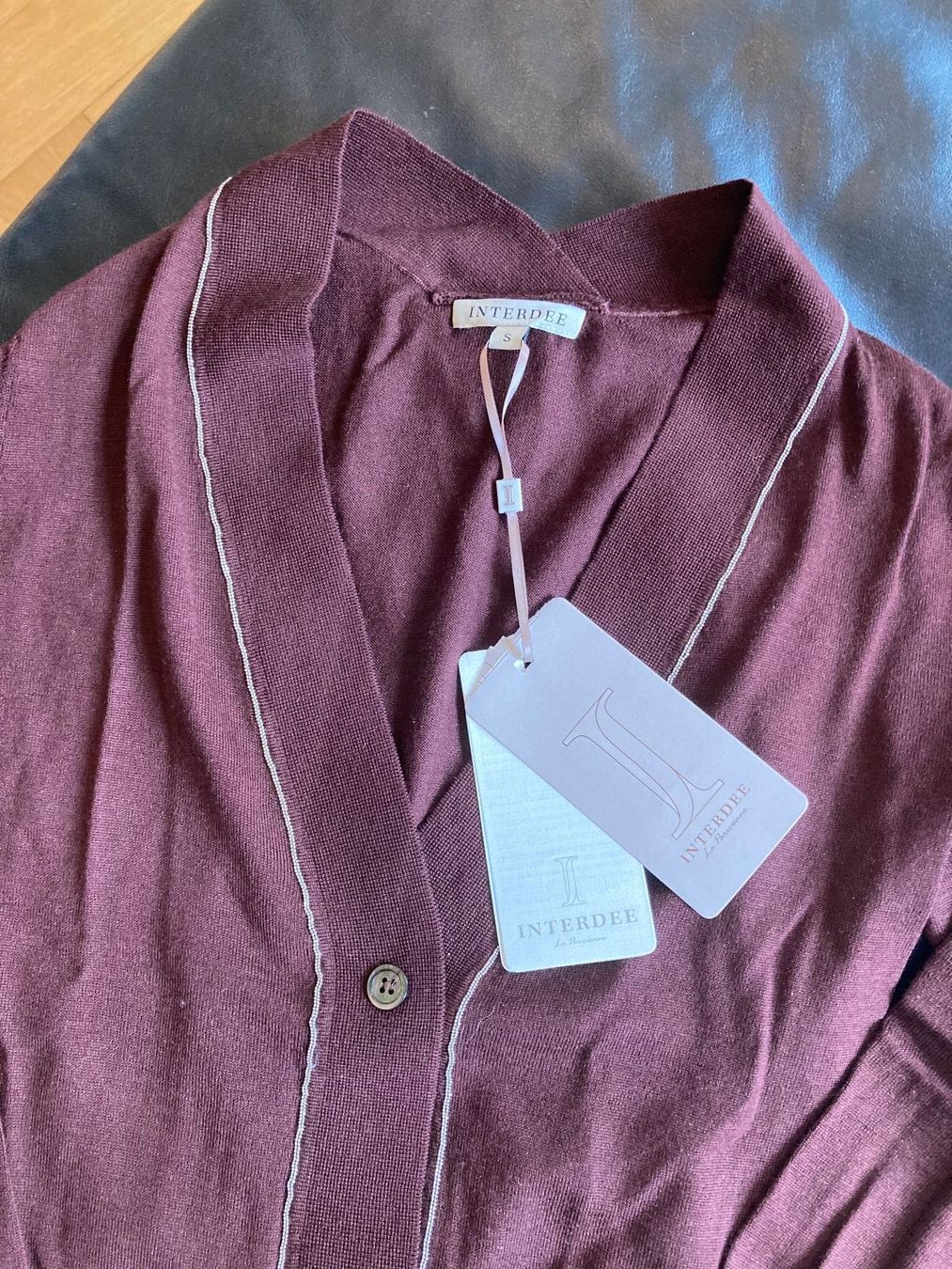 Giacche: TRAUMHAFTE STRICKJACKE INTERDEE, GR.S, BORDEAUX, NEU, NP 249 – Nuovo e nell'imballaggio originale da Zürich venduto da elegantissima 1
