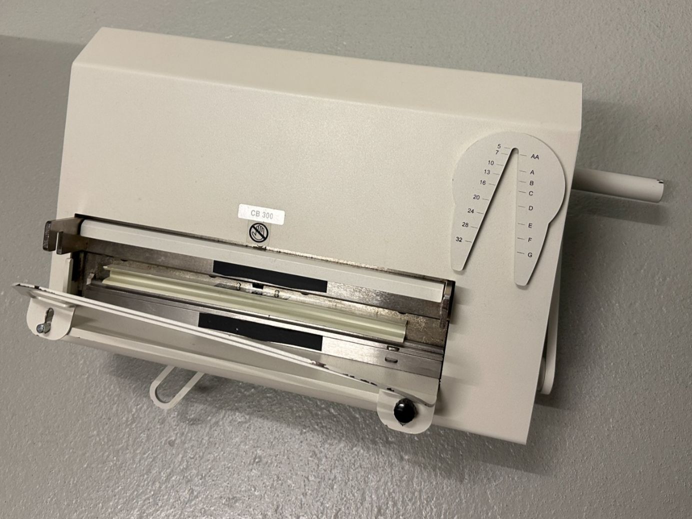 Macchine rilegatrici: Bindemaschine /  Bindegerät Opus MB 300 – Usato da Biel/Bienne venduto da sek_75vp