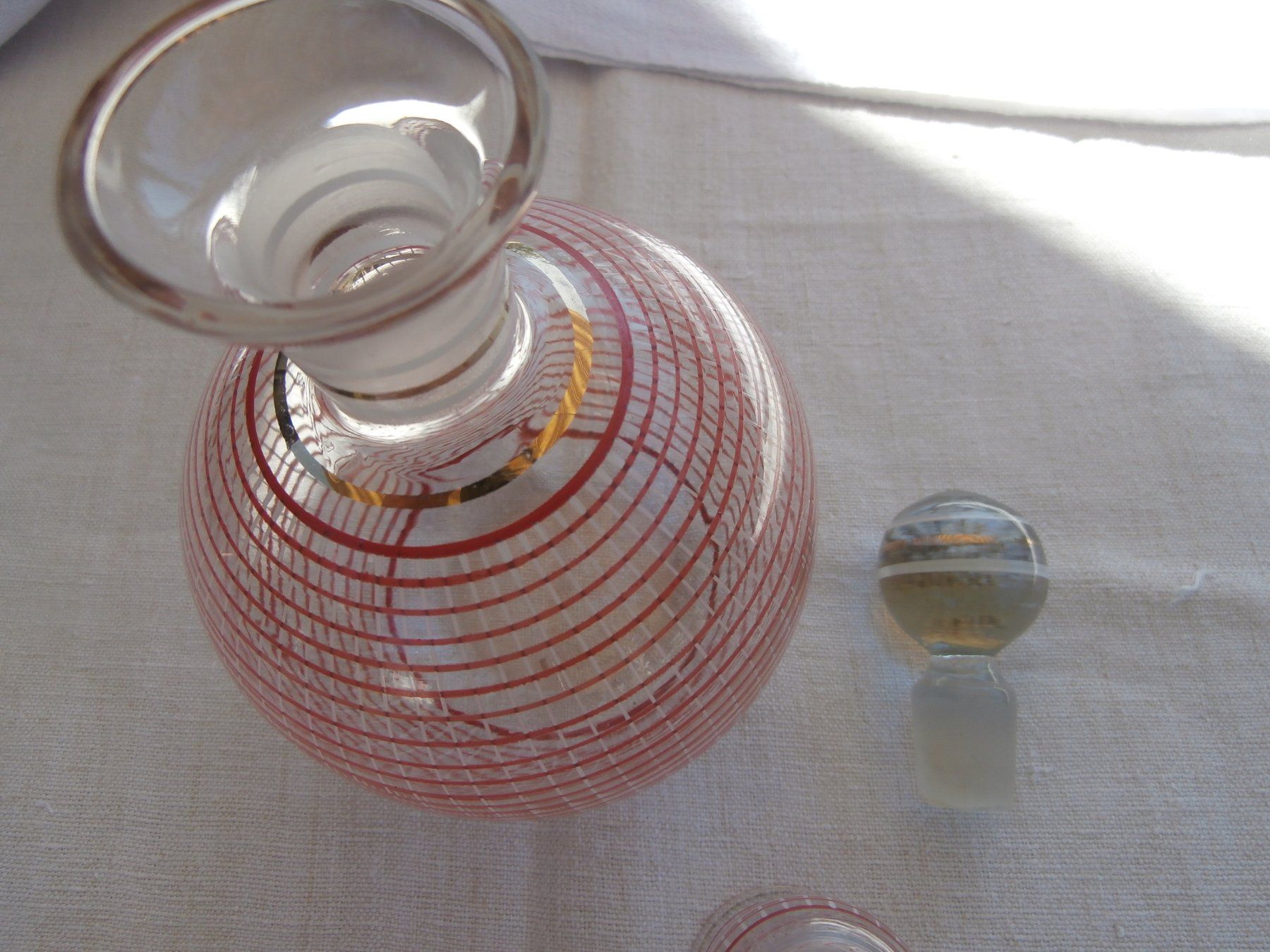 Caraffe: Set Glas Schnaps Karaffe, 4 Gläser Rot/Weiss/Gold – Usato da Rüschegg-Heubach venduto da Ofen111 3