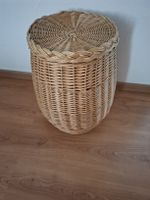 Grosse, runde Wäschetruhe aus Korb mit Stoffeinsatz