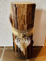 Deko Holzstamm mit Herz und Juteband guter Zustand