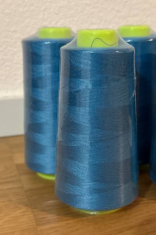 Cordicelle & Fili: 4 Spulen Overlockgarn türkis – Usato da Basel venduto da R__Mueller 1