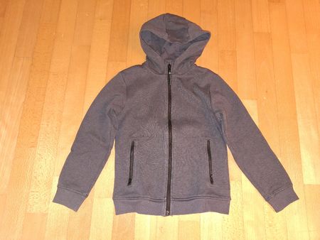 graue Sweatjacke mit Kapuze in Gr. 140