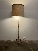 Ancienne lampe sur pied