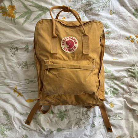 Gelber Fjällräven Kånken Rucksack