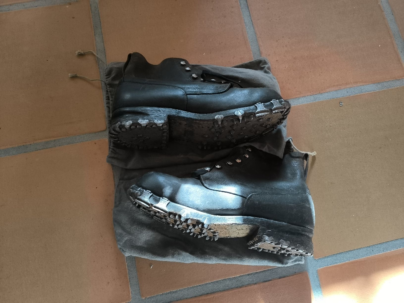 Scarpe da uomo: Schweizer Armeestiefel genagelt Leder – Usato da Kölliken venduto da BelzeBug