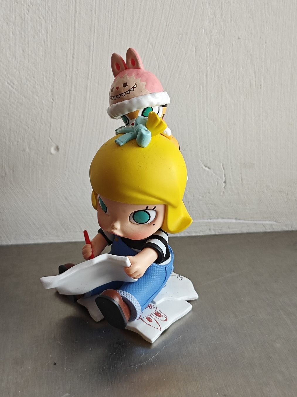 Pop Mart Statuette: Pop Mart Finding Mokoko Painter's Help Figur – Usato da Mellingen venduto da Krishi 1