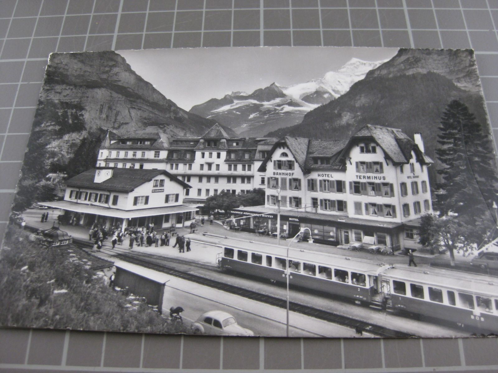 Cartoline postali: AK Grindelwald mit Bahnhof und Zug – Usato da Malters venduto da Marosko