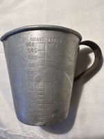 Antiker Messbecher Aluminium mit rostigem Metallgriff, 1 Lt