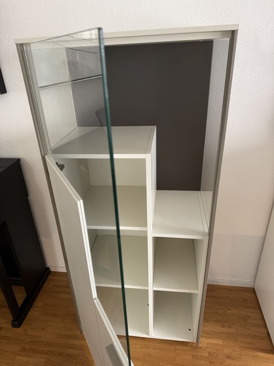 Kommoden: Modern Display Cabinet - Glass & White - Excellent Condition – Neu (gemäss Beschreibung) aus Fribourg von chadielsayed 1