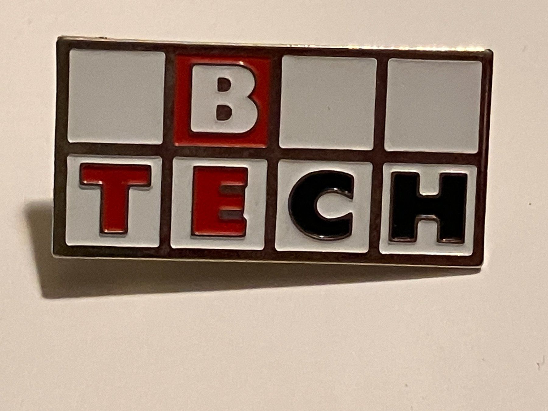 Placchette & Badge: 1 Pin B Tech – Usato da Basel venduto da djwwpp
